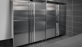 Kühlschrank - 1,4 x 0,81 m - mit 4 Edelstahlhalbtüren
